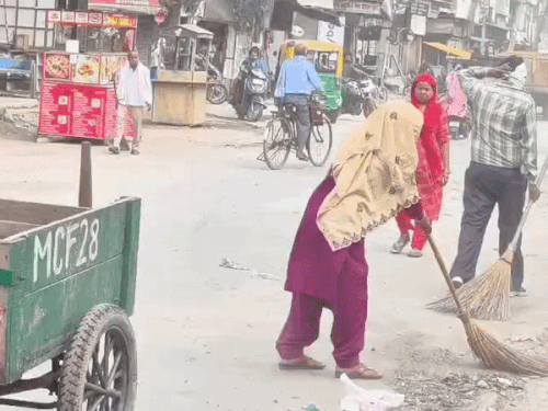 शहर को साफ-सुथरा बनाने में जुटे कर्मचारी, गली-मोहल्लों से उठाया कचरा|फरीदाबाद,Faridabad - Dainik Bhaskar