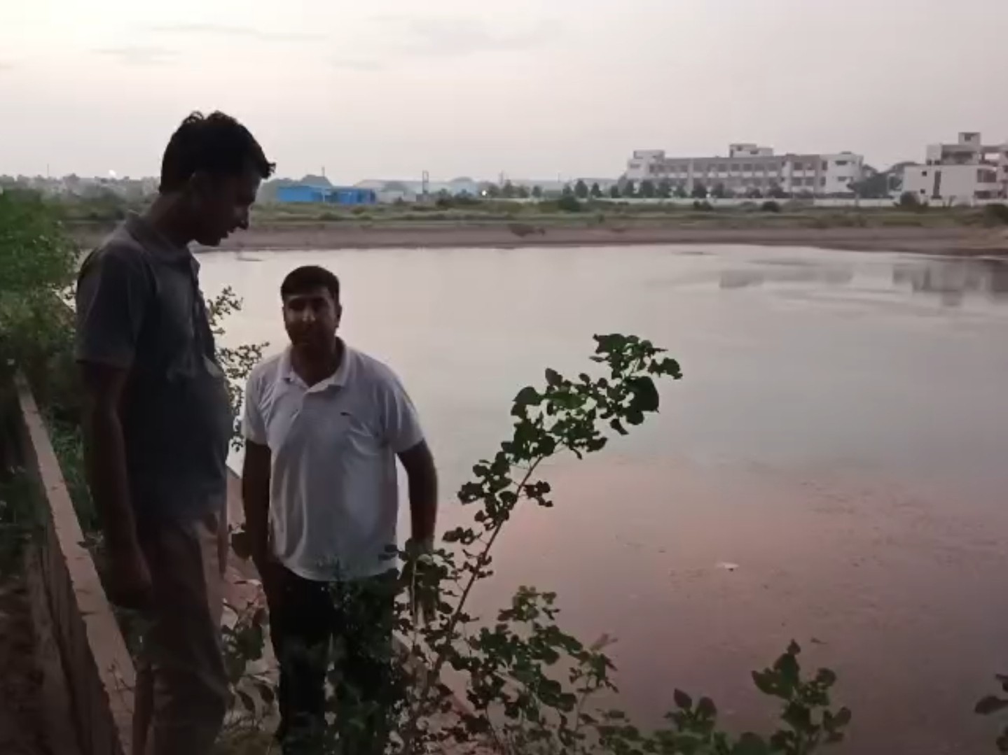 तीसरे ने दीवार फांदकर दी पुलिस को सूचना, टीम ने मौके पर पहुंचकर बचाया|उकलाना,Uklanamandi - Dainik Bhaskar