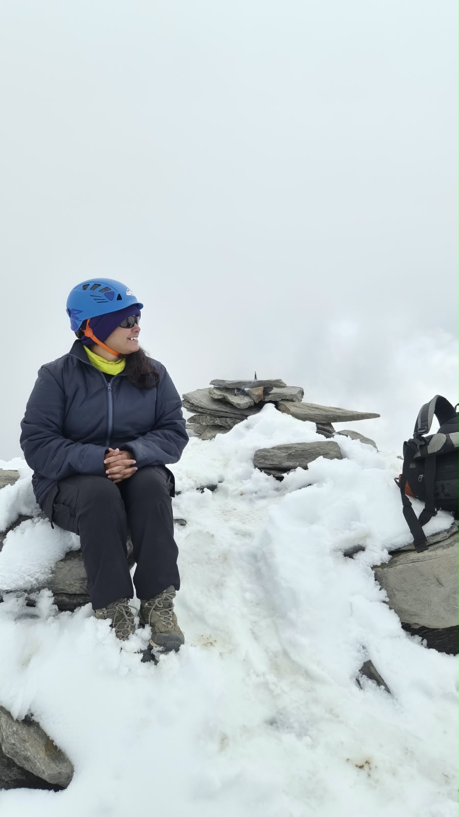 5,826 मीटर ऊंची माउंट रुद्रगैरा की चोटी पर तिरंगा फहरातीं लखनऊ की पर्वतारोही पूर्वा धवन।