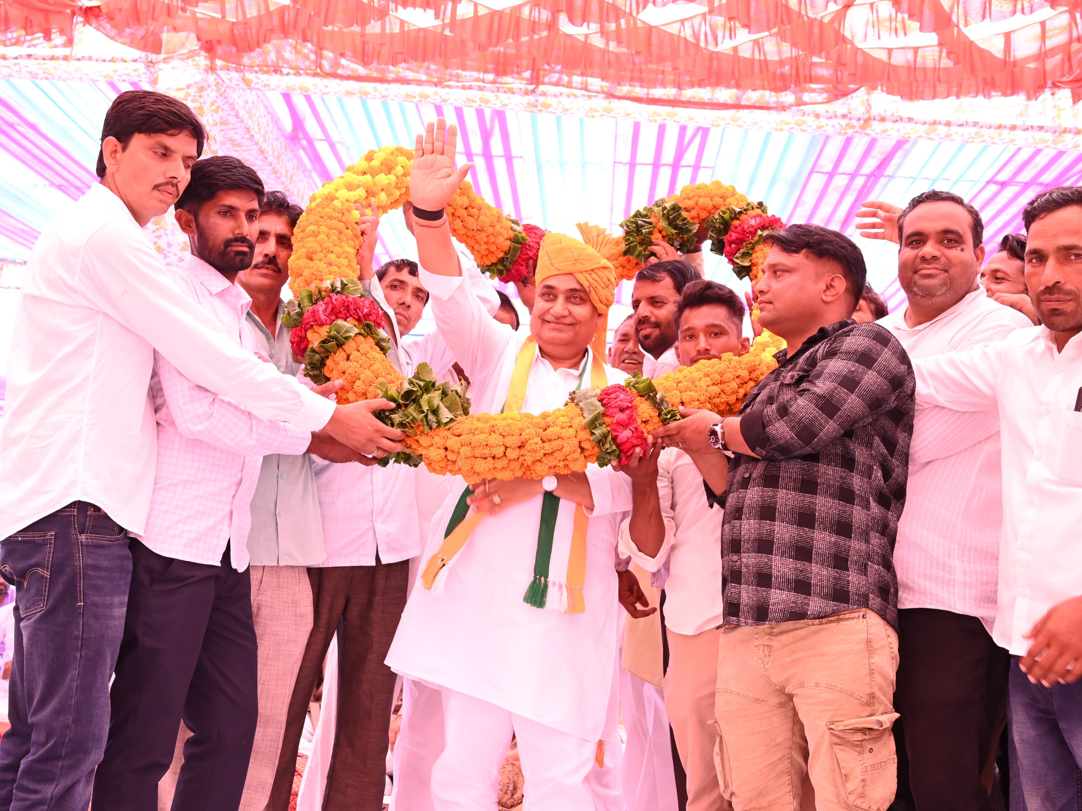 मंच पर कार्यकर्ताओं ने स्वागत किया।