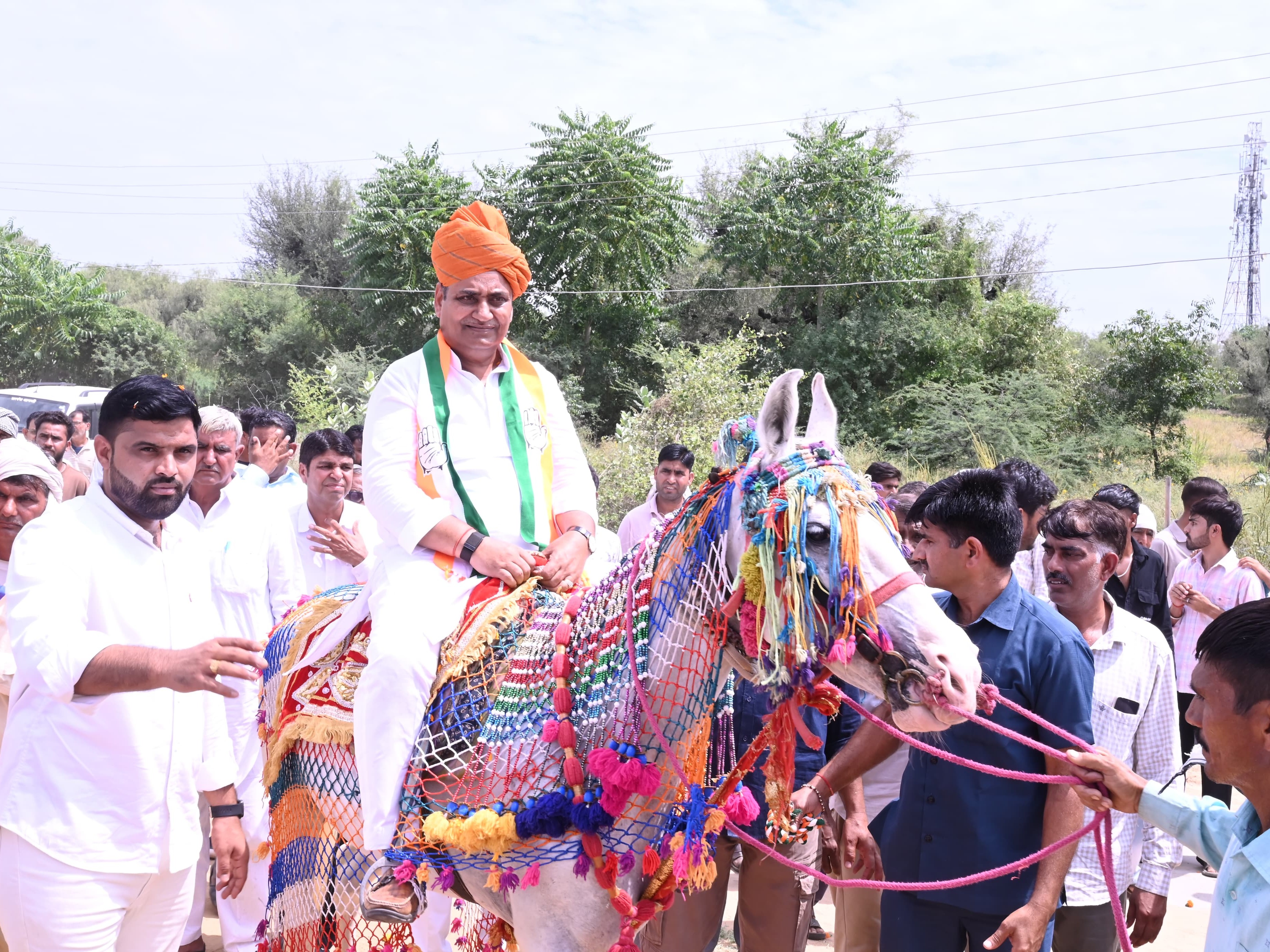 कांग्रेस प्रदेश अध्यक्ष गोविंद सिंह डोटासरा का घोड़ी पर स्वागत किया।