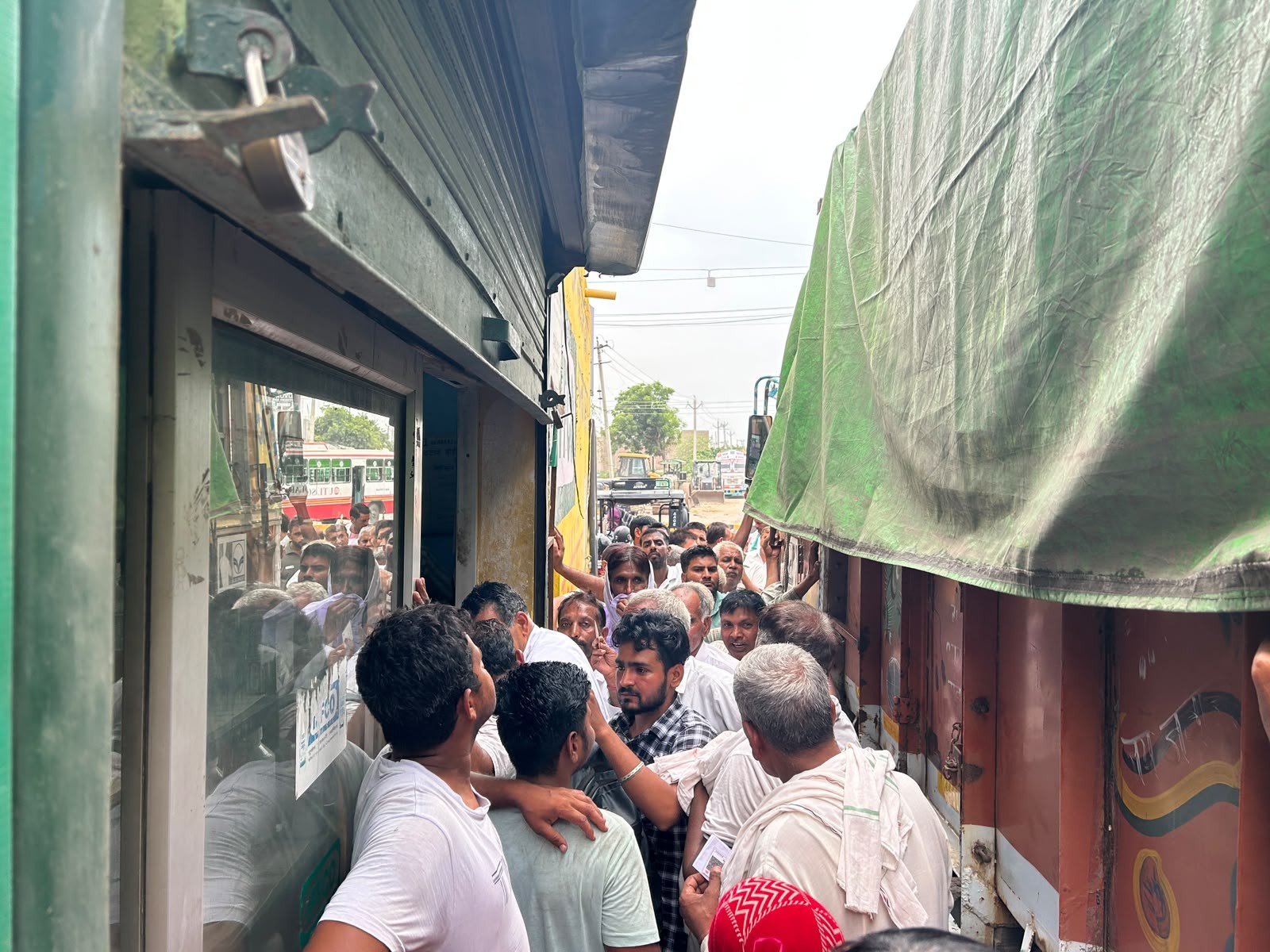 सरसों की बिजाई के लिए पहुंचे किसान, इंचार्ज बोले- खाद की कोई कमी नहीं|हांसी,Hansi - Dainik Bhaskar