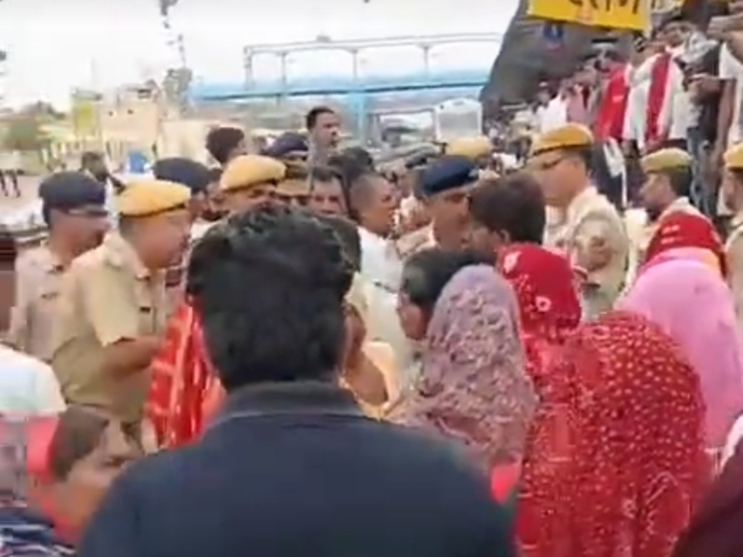 प्रदर्शनकारियों ने रास्ता तुरंत खोलने की मांग करते हुए जमकर नारेबाजी की।