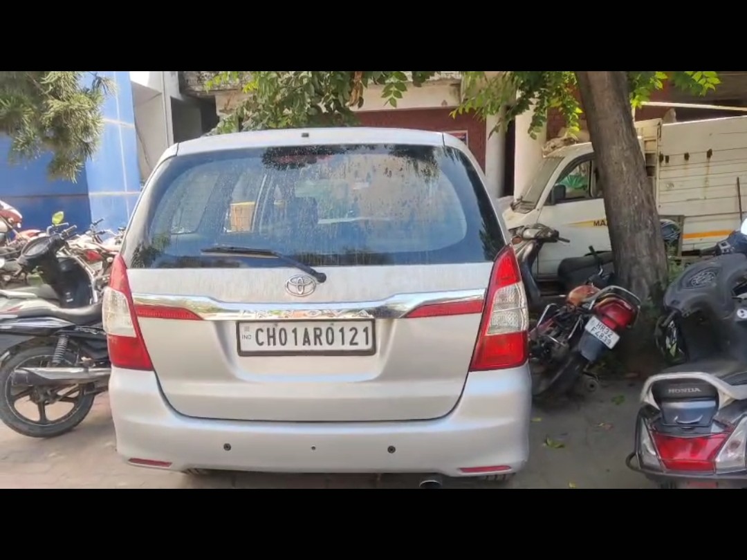 पुलिस द्वारा बरामद की गई इनोवा गाड़ी