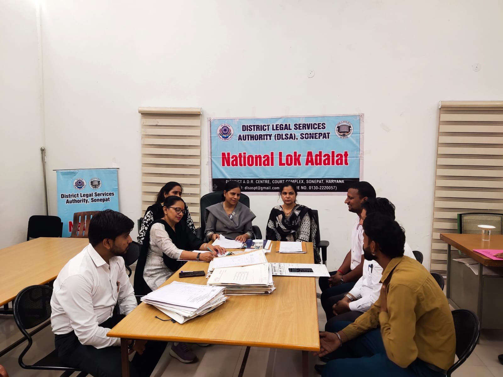 सोनीपत में आयोजित राष्ट्रीय लोक अदालत में मौजूद न्यायिक अधिकारी व अन्य।