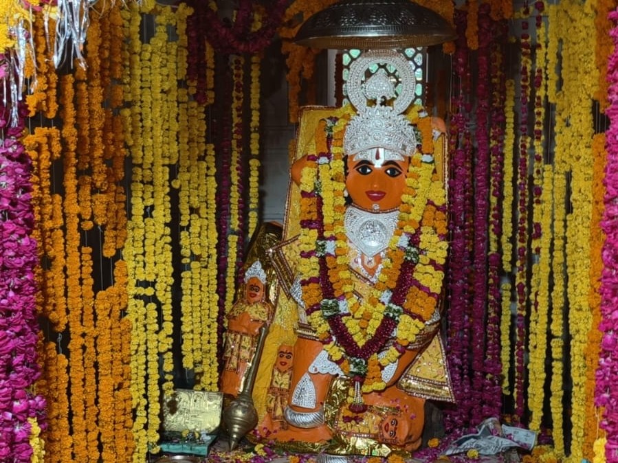 मंदिर की हनुमान प्रतिमा।