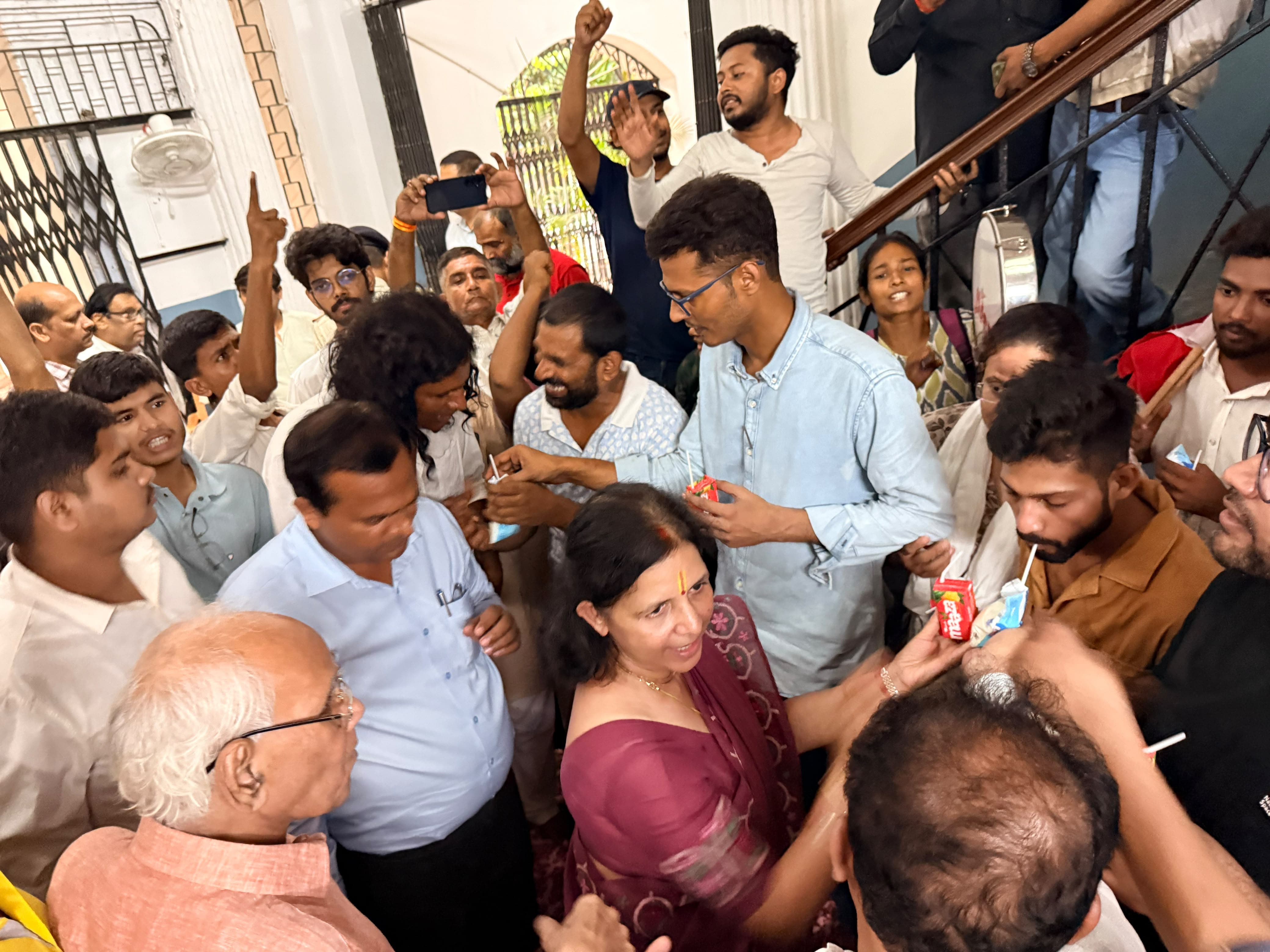जूस पिलाकर अनशन समाप्त कराया गया।