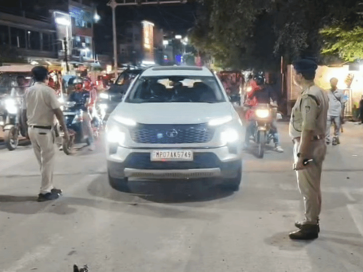 ग्वालियर में कॉम्बिंग गश्त के दौरान भागने की कोशिश, पुलिस ने दबोचा; रातभर में 203 वारंटी गिरफ्तार|ग्वालियर,Gwalior - Dainik Bhaskar