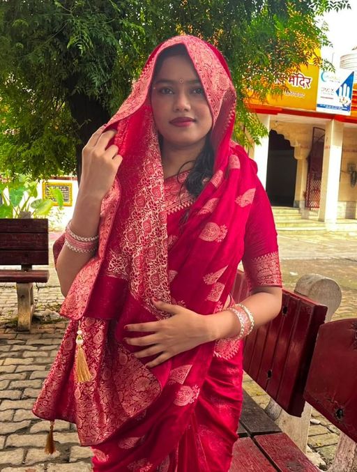तस्वीर आकृति की है। भाई का आरोप है कि पति ने बहन को छत से धकेला।