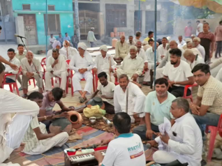 भजन कीर्तन करते ग्रामीण।