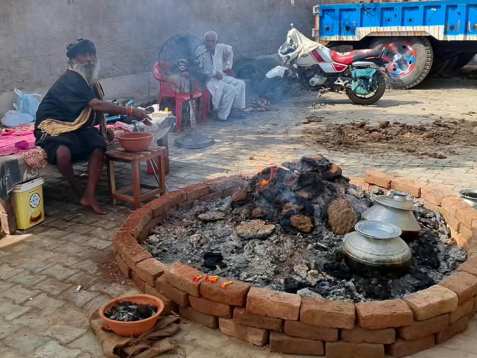 धूनी में पकाई जा रही खीर।