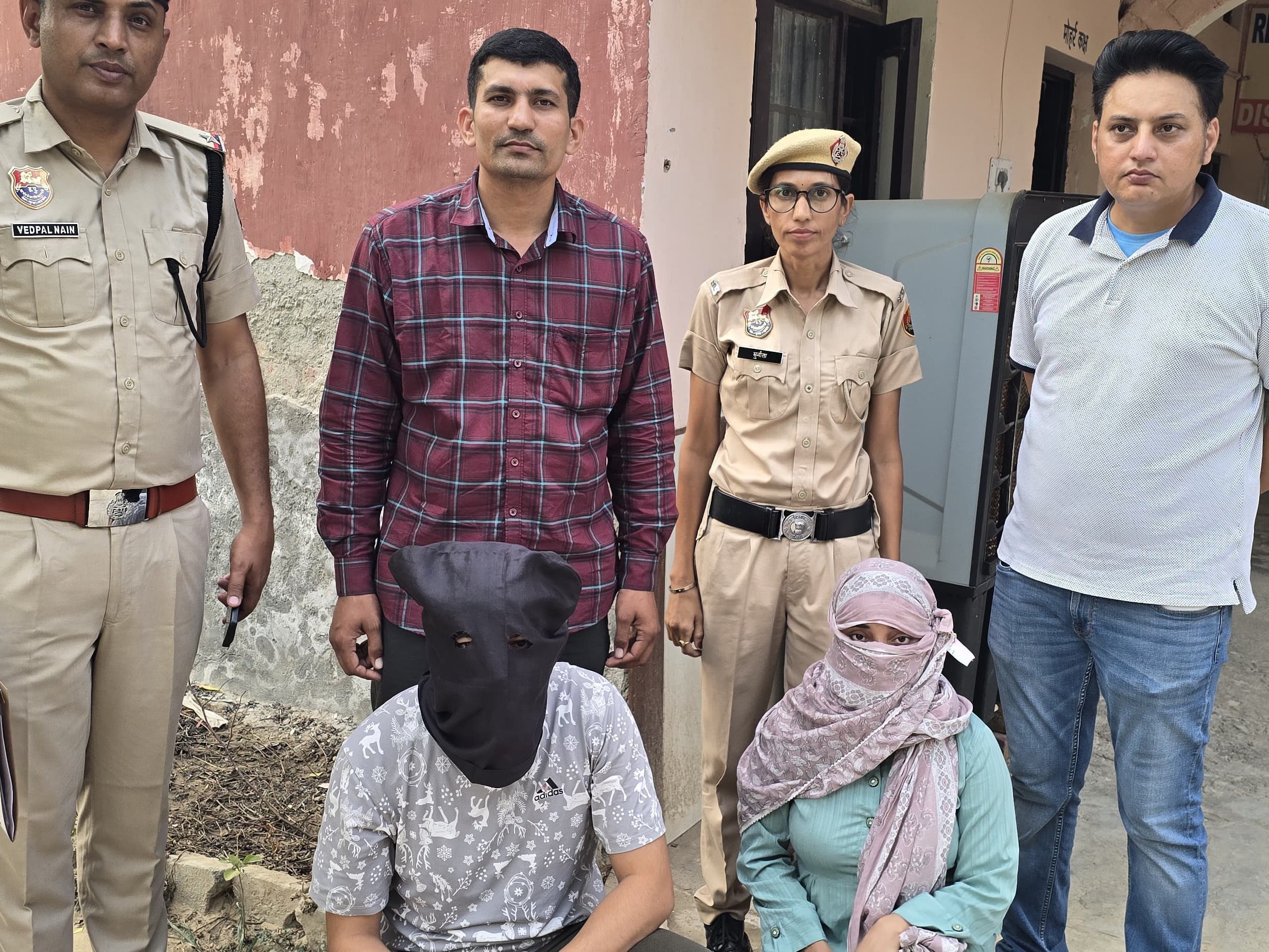 हिसार पुलिस की गिरफ्त में पकड़ी गई महिला और उसका साथी। - Dainik Bhaskar
