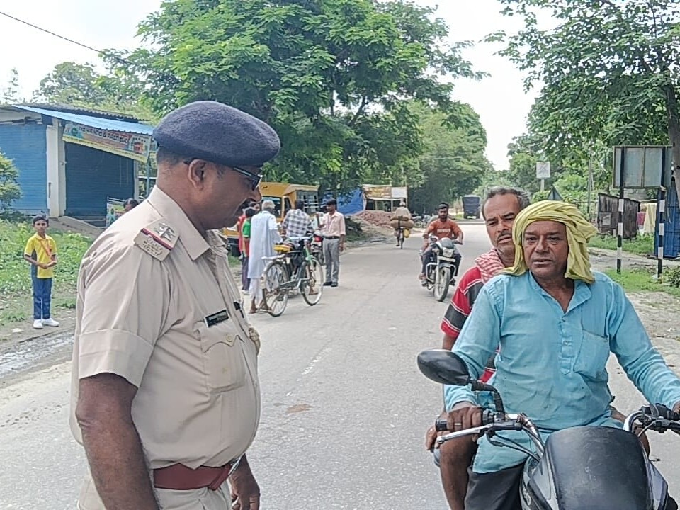 विशुनपुर सरैया चौक पर बिना हेलमेट बाइक चलाने वालों के कटे चालान|पारू खास(मुजफ्फरपुर ),Paru Khaas(Muzaffarpur) - Dainik Bhaskar