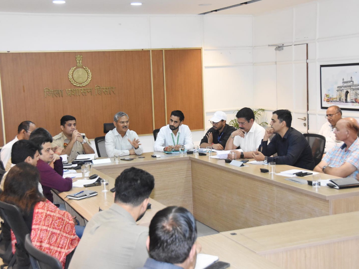 यूपीएससी की एनडीए परीक्षा को लेकर अधिकारियों को दिशा निर्देश देते उपायुक्त। - Dainik Bhaskar