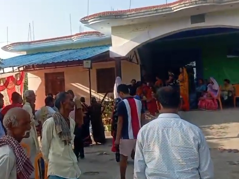 घर पर परिजन और रिश्तेदारों की भीड़ लगी है।