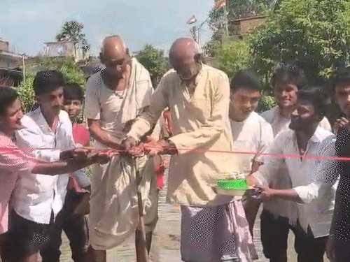 People in Begusarai protested against waterlogging by cutting a ribbon and cake.