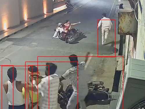 महिला के शोर मचाने पर आसपास मौजूद लोग दौड़कर आए और एक बदमाश को पकड़ लिया, जबकि दूसरा मौके से भाग गया।