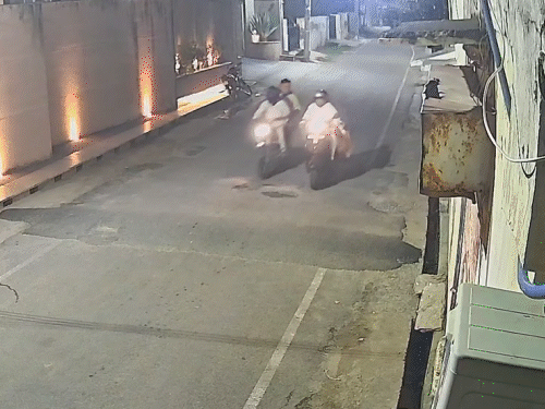 बदमाशों ने स्कूटी पर बैठी महिला के गले से चेन तोड़ने की कोशिश की। इस दौरान बदमाशों की बाइक गिर गई।