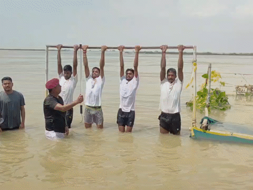 4-5 फीट डूबा सेना भर्ती का मैदान; युवा बोले- हम पानी निकलने का इंतजार नहीं कर सकते|भागलपुर,Bhagalpur - Dainik Bhaskar