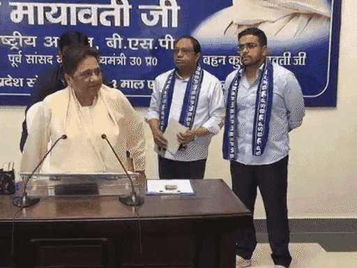 ईशान आनंद (दाएं से पहले) 3 सितंबर को बसपा की बैठक में पहुंचे थे।