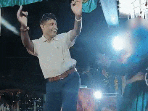 वीडियो वायरल होने के बाद कुछ लोग इसे पद की गरिमा के खिलाफ बता रहे हैं।