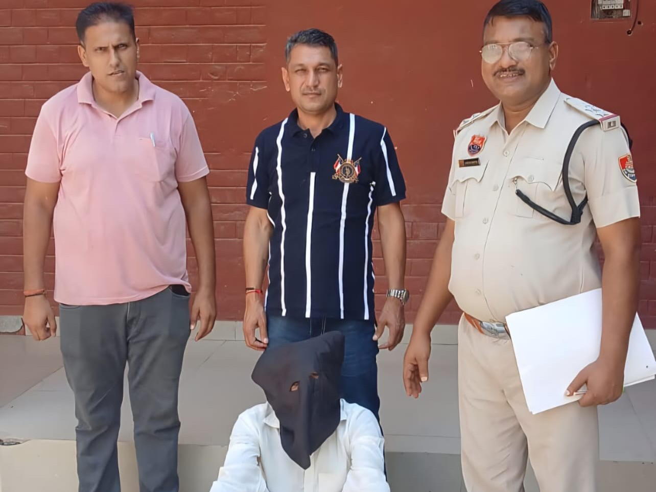 आदमपुर थाना पुलिस की गिरफ्त में पकड़ा गया आरोपी।