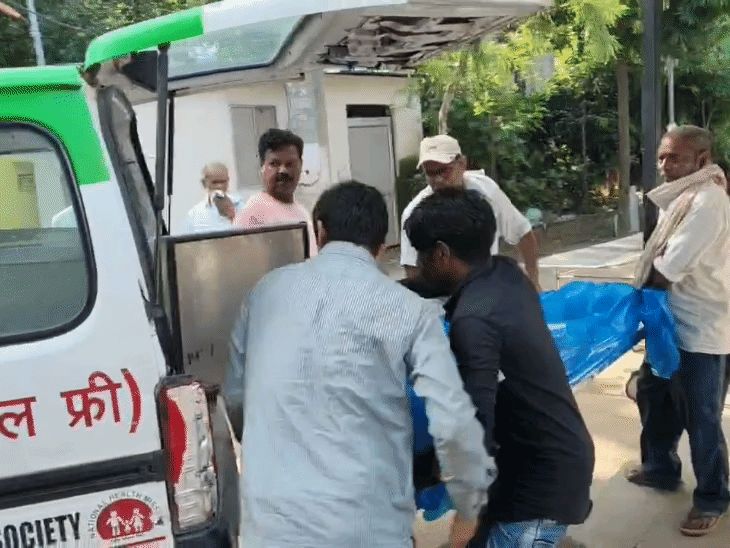 बेगूसराय सदर अस्पताल में समीर की डेडबॉडी के साथ परिजन।