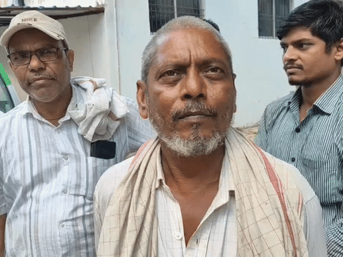 घटना की जानकारी देते मृतक समीर के पिता मोहम्मद मतीन।