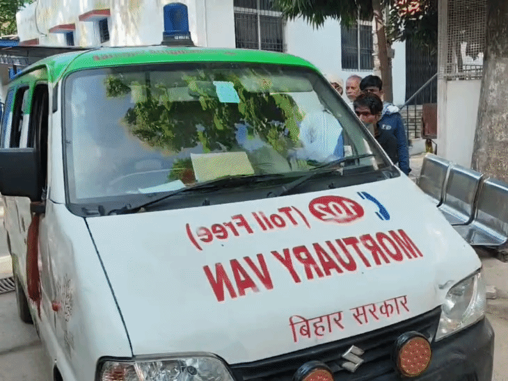 शनिवार सुबह पोस्टमॉर्टम के बाद समीर की लाश को परिजन को सौंप दी गई।