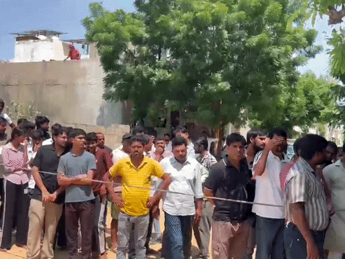 हत्या की सूचना के बाद घर के बाहर बड़ी संख्या में लोग इकट्ठा हो गए थे।