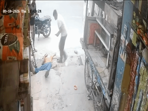 लोग तेजबीर को अस्पताल ले जाने के बजाय उसके फोटो खींचते हुए।