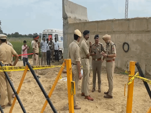 मौके पर जांच करते हुए पुलिस।