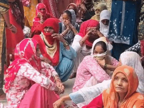 घरौंडा डीएसपी ऑफिस में पहुंचे कश्यप समाज के लोग।