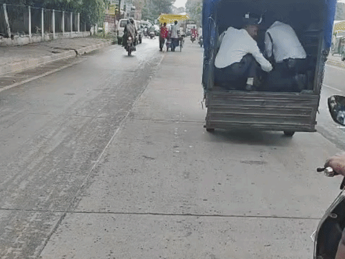 लोडिंग वाहन में सीपीआर देते हुए ले जाते ट्रैफिक पुलिस जवान।