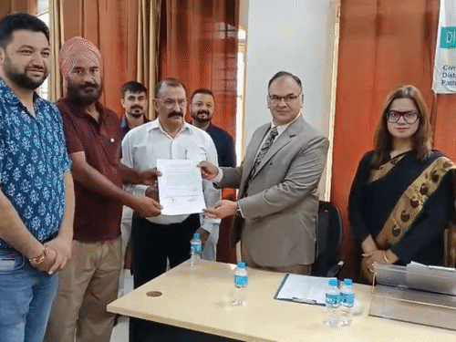 मामले के निपटारे के बाद सर्टिफिकेट देते सेशन जज।