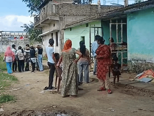 घटना के बाद मौके पर छात्रा के परिवार वाले और उसके दोस्त।