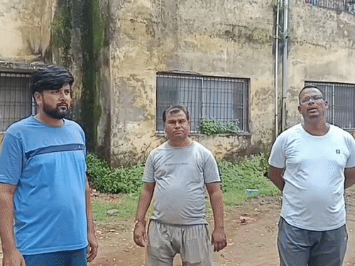 परिवार वालों ने NSUI से जुड़े छात्र नेता पर ब्लैकमेलिंग का आरोप है।