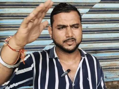 चोरी संबंधी जानकारी देते सेल्स इंचार्ज दीपांशु सूद।