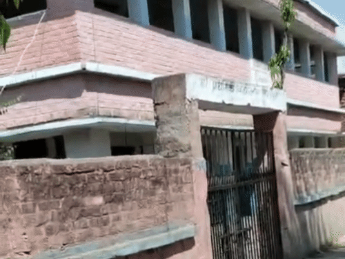 टीचर के आरोपों के बाद पुलिस ने आरोपी हेडमास्टर के खिलाफ एफआईआर दर्ज कर ली है।