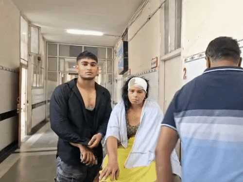 हमले में घायल हुई शशि देवी को पीजीआई रोहतक रेफर किया गया है।