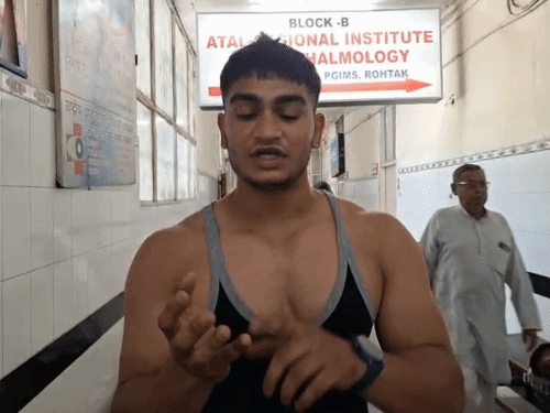 मामले की जानकारी देते एयरफोर्स जवान नीतू चौहान।