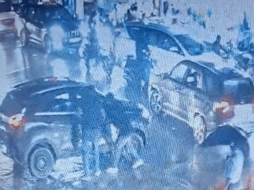 कारोबारी से मारपीट करते हुए आरोपी।