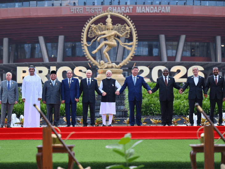 ब्रिक्स समिट के दौरान शनिवार को PM मोदी, पुतिन और जिनपिंग का हाथ थामे नजर आए। - Dainik Bhaskar