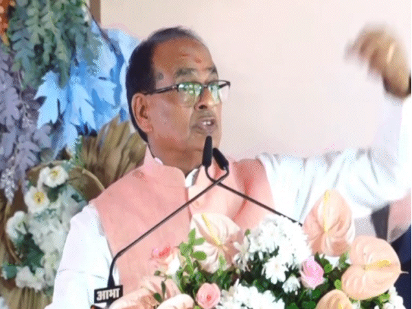 छत्तीसगढ़ में एक सरकारी कार्यक्रम को संबोधित करते केंद्रीय कृषि मंत्री शिवराज सिंह चौहान।