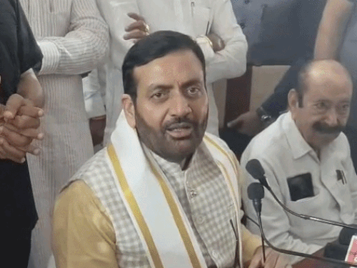 सिरसा में मीडिया के सवालों का जवाब देते सीएम नायब सैनी।