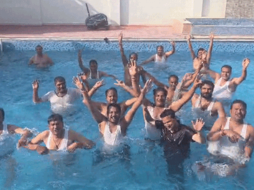 चित्तौड़गढ़ में प्रत्याशियों ने पूल पार्टी और दाल-बाटी का स्वाद लिया। अजमेर में प्रत्याशी गर्मी से परेशान दिखे। पाली में विक्ट्री साइन दिखाते हुए रवाना हुए।