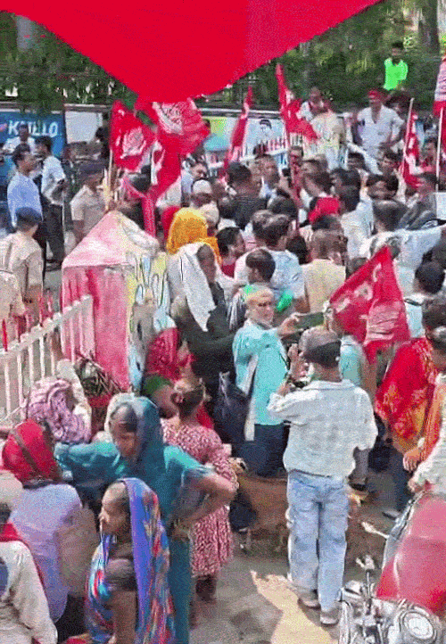 कलेक्ट्रेट परिसर में दाखिल होकर प्रदर्शन करते सीपीआई कार्यकर्ता।