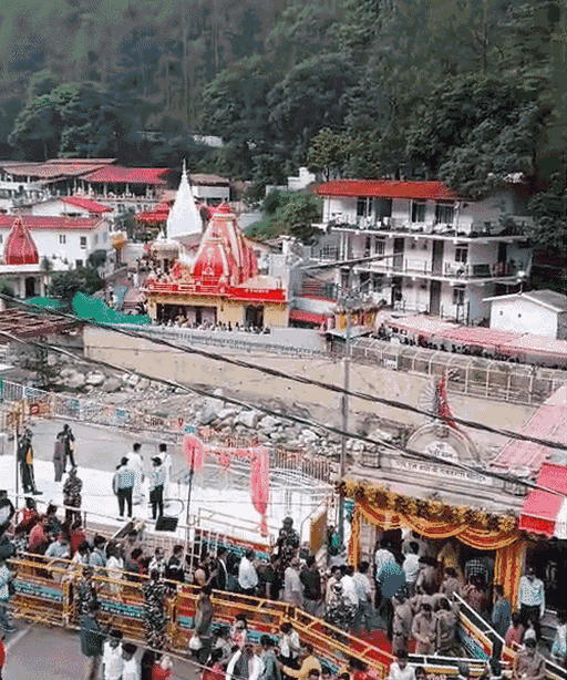 कैंची धाम में श्रद्धालुओं की भारी भीड़ उमड़ रही है।