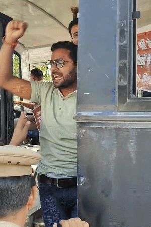 केशव प्रसाद मौर्य की आवास के बाहर प्रदर्शन करते हुए अभ्यर्थी।
