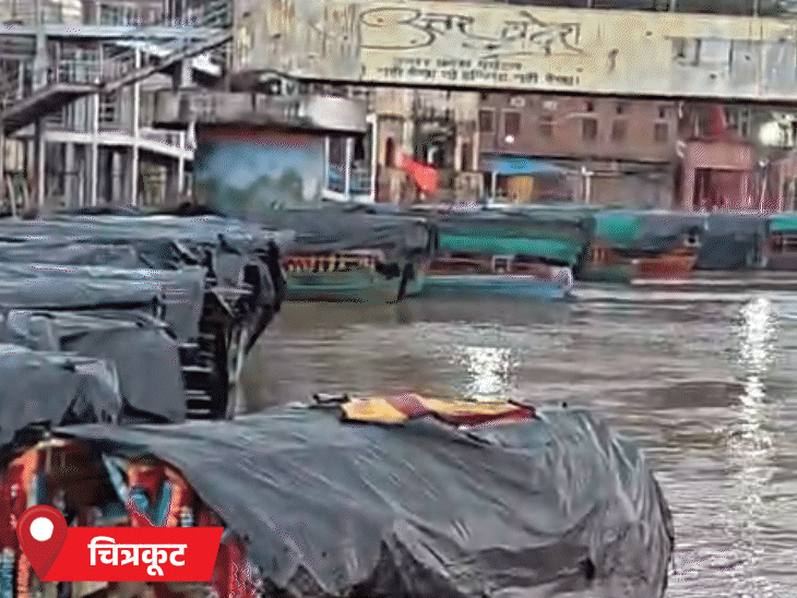 मंदाकिनी नदी का जलस्तर एक बार फिर घाटों से ऊपर आ गया।